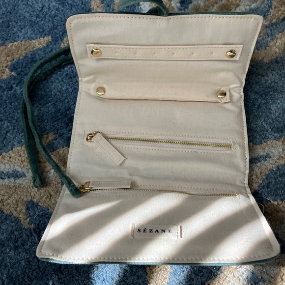 Sézane sage velvet jewelry wrap pouch - Picture 5 of 9